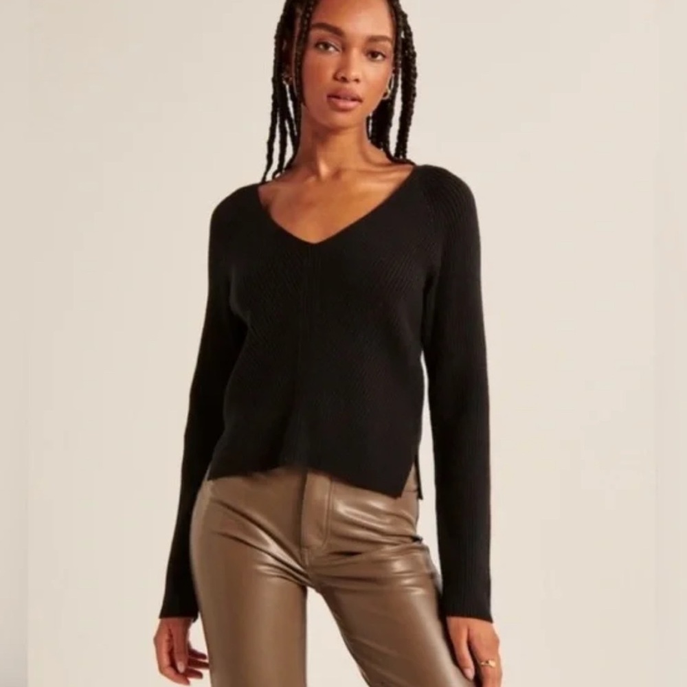 Abercrombie & Fitch Black Ribbed LuxeLoft V-Neck Sweater • Women’s Small